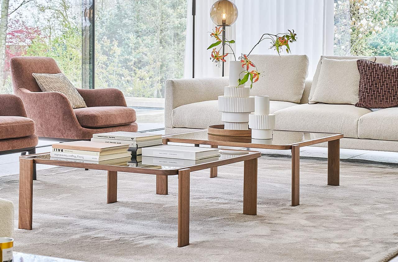 Couchtisch in warmem Holz mit leichter, moderner Eleganz in elegantem Wohnzimmer.